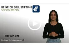 Frau gebärdet den Text "Wer wir sind" von GreenCampus